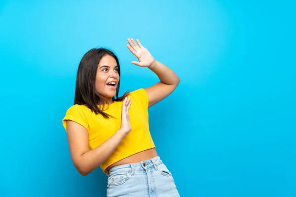 Giovane Ragazza Isolato Sfondo Blu Nervoso Spaventato — Foto Stock