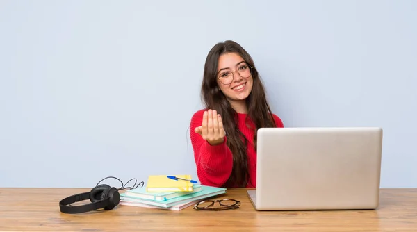 Tonåring Student Flicka Studerar Tabell Inbjudande Att Komma Med Hand — Stockfoto