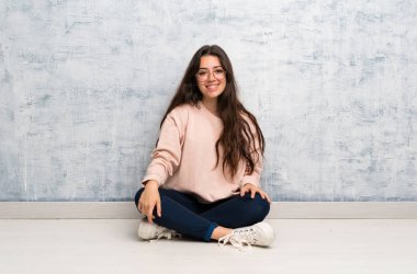 Genç öğrenci kız gözlük ve mutlu bir masada okuyan