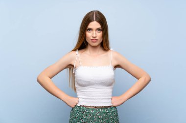 Soyutlanmış mavi bir geçmişi olan genç bir kadın.