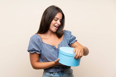 Izole arka plan üzerinde hediye kutusu tutan genç kız