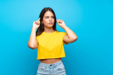 Izole mavi arka plan üzerinde genç kız şüpheleri ve düşünme sahip