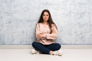 Genç öğrenci kız üzgün duygu bir masada okuyan