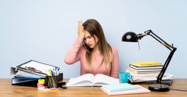 Genç öğrenci kız odasında yüz ifadesi karıştırmayın ile şüpheleri olan