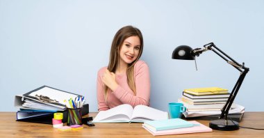 Genç öğrenci kız odasında bir zafer kutluyor