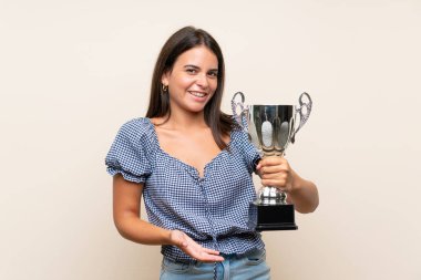 Bir kupa tutan izole arka plan üzerinde genç kız