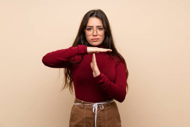 Gözlüklü genç kız zaman dışarı jest yapma