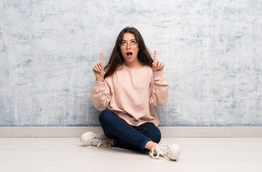 Bir masada okuyan genç öğrenci kız şaşırttı ve işaret