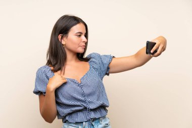 Cep telefonu ile selfie yapma izole arka plan üzerinde genç kız