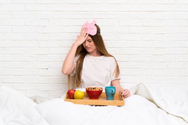 Kahvaltı ile sabahlık genç kadın yüz ifadesi karıştırarak şüpheleri olan