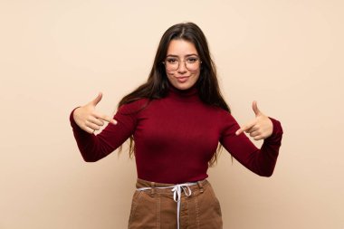 Gözlüklü genç kız gururlu ve kendinden memnun