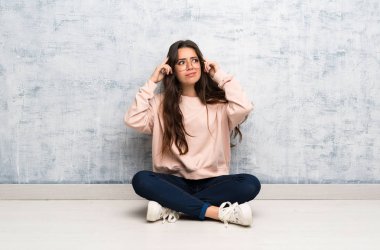 Bir masada okuyan genç öğrenci kız şüpheleri ve düşünme