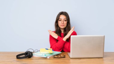 Hiçbir jest yapma bir tabloda okuyan genç öğrenci kız