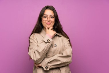 Genç kız üzerinde mor duvar gülüyor