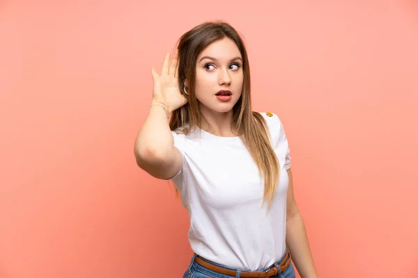 Tonåring Flicka Över Isolerade Rosa Vägg Lyssna Något — Stockfoto