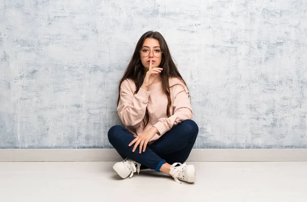 Teenager Studentin Studiert Einem Tisch Zeigt Ein Zeichen Des Schweigens — Stockfoto