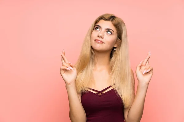 Adolescente Menina Sobre Isolado Fundo Rosa Com Dedos Cruzando — Fotografia de Stock