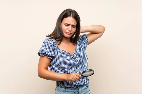 Chica Joven Sobre Fondo Aislado Sosteniendo Una Lupa —  Fotos de Stock