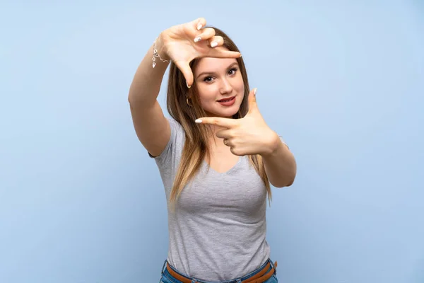 Menina Adolescente Sobre Rosto Focado Parede Azul Isolado Símbolo Enquadramento — Fotografia de Stock