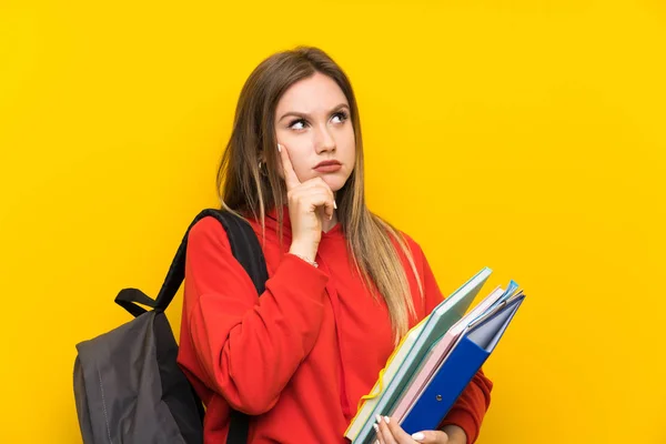 Adolescente Estudante Menina Sobre Fundo Amarelo Pensando Uma Ideia — Fotografia de Stock