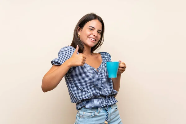 Jeune Fille Sur Fond Isolé Tenant Tasse Chaude Café — Photo