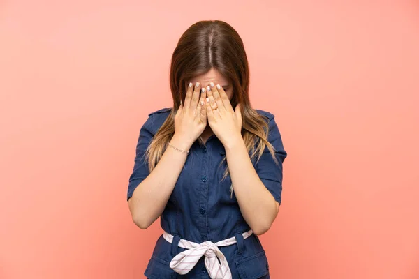 Adolescente Chica Sobre Aislado Rosa Fondo Con Cansado Enfermo Expresión —  Fotos de Stock