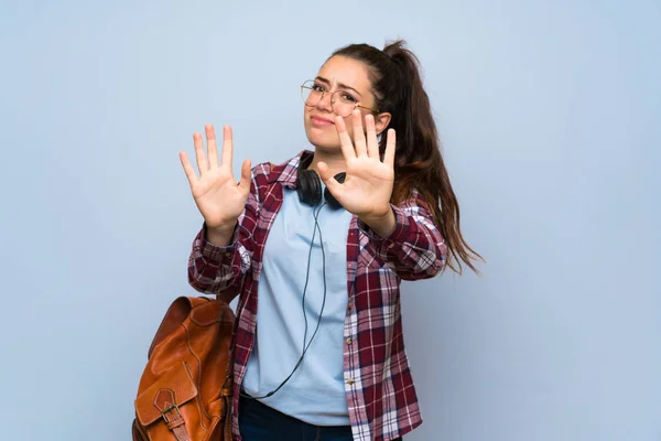 Tiener Student Meisje Geïsoleerde Blauwe Muur Zenuwachtig Strekken Handen Aan — Stockfoto