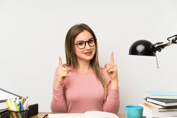 Adolescente Estudiante Chica Habitación Señalando Una Gran Idea — Foto de Stock