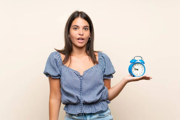 Giovane Ragazza Sfondo Isolato Tenendo Sveglia Vintage — Foto Stock