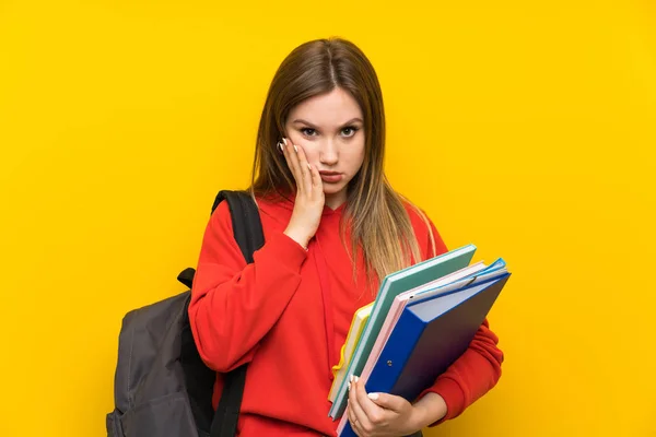 Adolescente Estudante Menina Sobre Fundo Amarelo Infeliz Frustrado — Fotografia de Stock