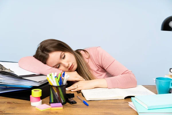 Adolescente estudiante chica en su habitación — Foto de Stock