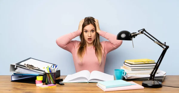 Adolescente Estudiante Chica Habitación Con Sorpresa Expresión Facial — Foto de Stock