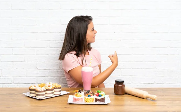 Junges Mädchen Mit Vielen Verschiedenen Mini Kuchen Die Mit Dem — Stockfoto