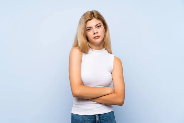 Chica Adolescente Sobre Fondo Azul Aislado Mantiene Palma Junto Persona — Foto de Stock