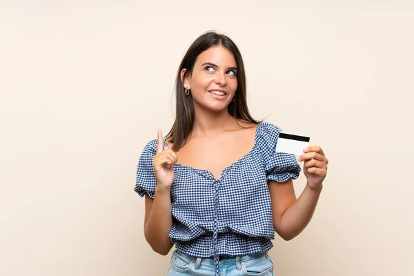 Menina Sobre Fundo Isolado Segurando Cartão Crédito — Fotografia de Stock