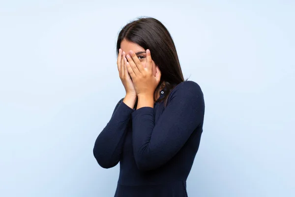 Giovane Ragazza Isolato Sfondo Blu Che Copre Gli Occhi Guardando — Foto Stock