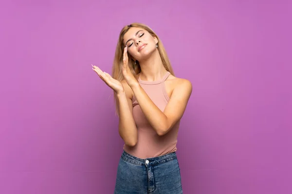 Adolescente Sur Fond Violet Isolé Applaudissements Après Présentation Dans Une — Photo