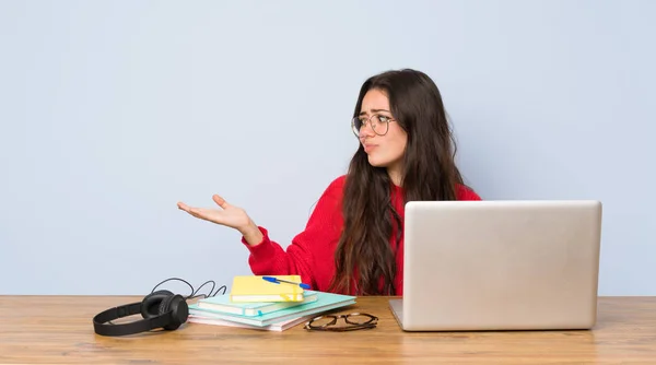 Adolescente Estudiante Chica Estudiando Una Mesa Celebración Copyspace Con Dudas — Foto de Stock