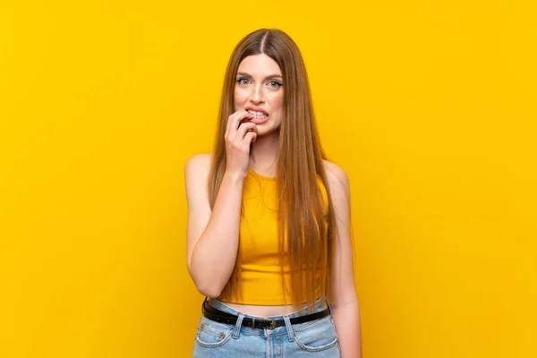 Mujer Joven Sobre Fondo Amarillo Aislado Nervioso Asustado — Foto de Stock