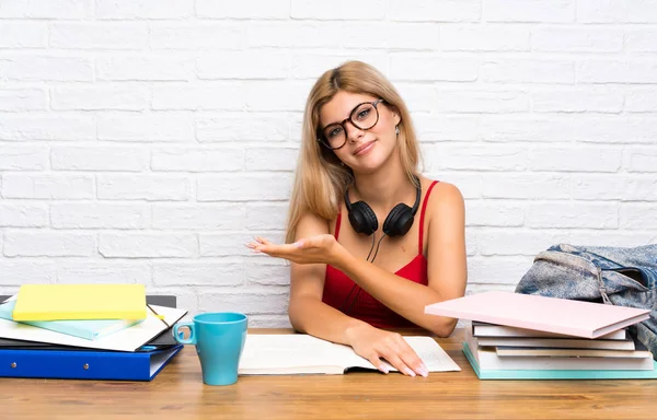 Teenager Student Mädchen Innenräumen Präsentiert Eine Idee Während Lächelnd Richtung — Stockfoto