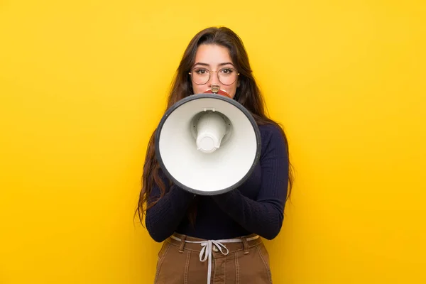 Ragazza Adolescente Oltre Isolato Muro Giallo Urlando Attraverso Megafono — Foto Stock