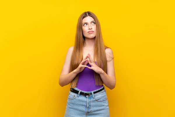 Young Woman Isolated Yellow Background Scheming Something — Stock Photo, Image