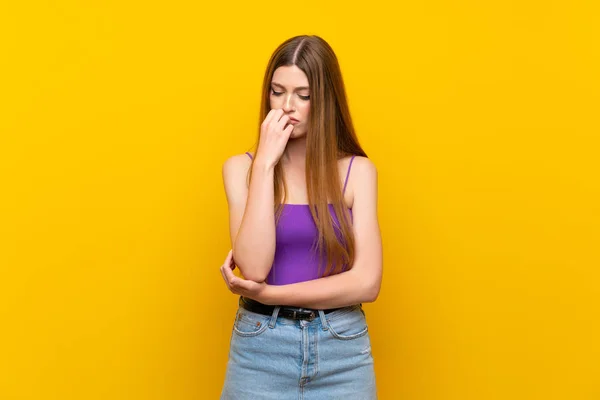 Mujer Joven Sobre Fondo Amarillo Aislado Que Tiene Dudas — Foto de Stock