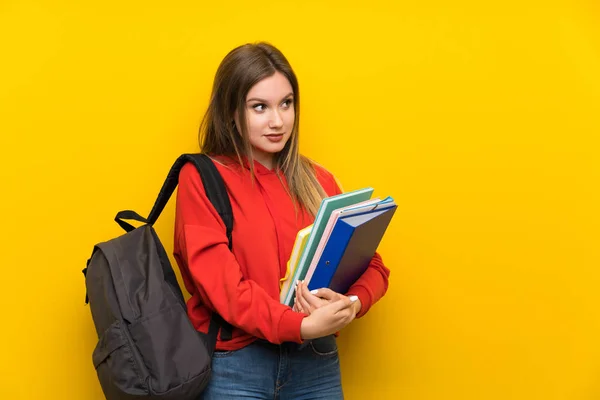 Adolescente Estudante Menina Sobre Fundo Amarelo Pensando Uma Ideia — Fotografia de Stock