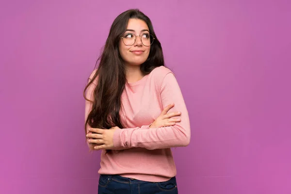 Tiener Meisje Paarse Muur Het Maken Van Twijfels Gebaar Terwijl — Stockfoto