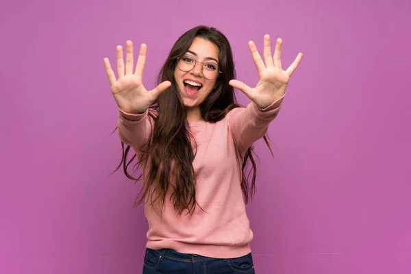 Tiener Meisje Paarse Muur Tien Met Vingers Tellen — Stockfoto