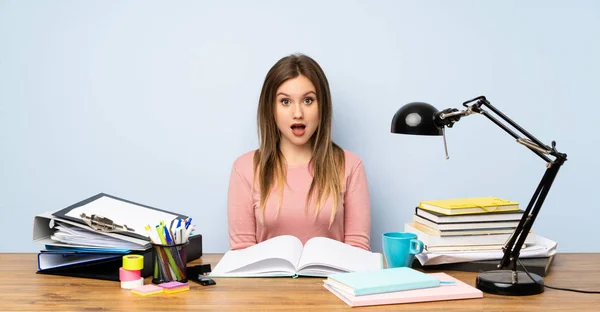 Adolescente Estudiante Chica Habitación Con Sorpresa Expresión Facial — Foto de Stock