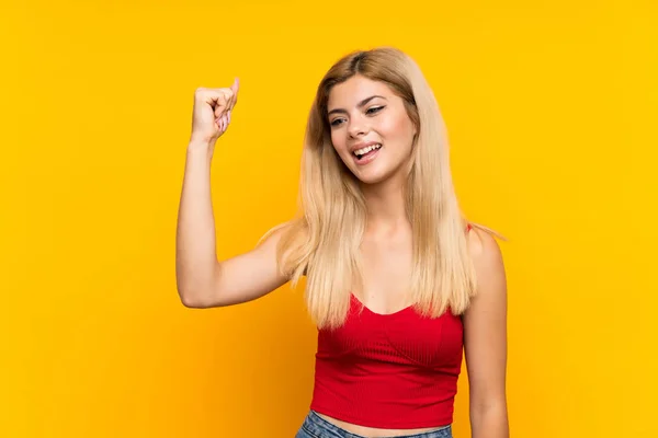 Tinédzser Lány Több Mint Elszigetelt Sárga Háttér Hogy Erős Gesztus — Stock Fotó