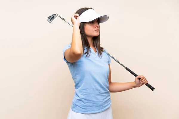 Jovem Golfista Mulher Sobre Fundo Isolado Com Dúvidas Com Expressão — Fotografia de Stock