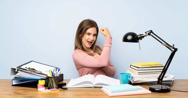 Adolescente Estudiante Chica Habitación Haciendo Fuerte Gesto — Foto de Stock